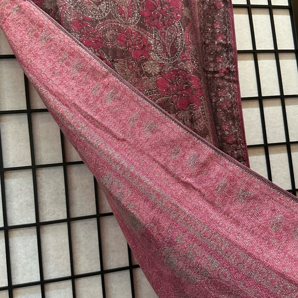 Pashmina Scarf red & Grey w/silver metallic thread & black fringe aprox 27”x 70” - Picture 7 of 8